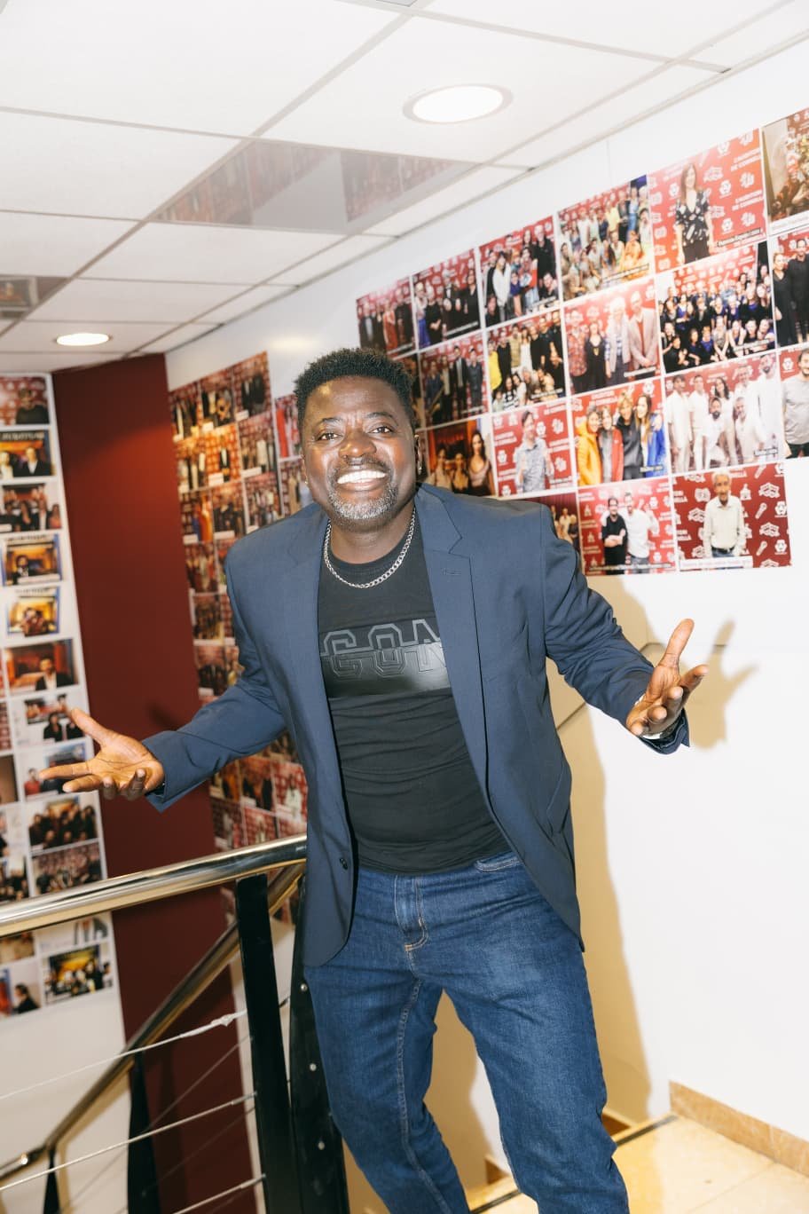 Yaw Costa en un evento relacionado con el libro